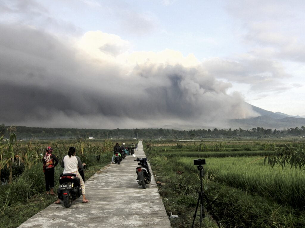 Muntele Semeru din Indonezia dezlănțuie râuri de cenușă și lavă
