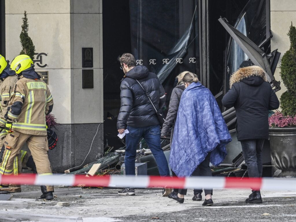 Un acvariu imens din Berlin explodează, provocând „tsunami” de pești