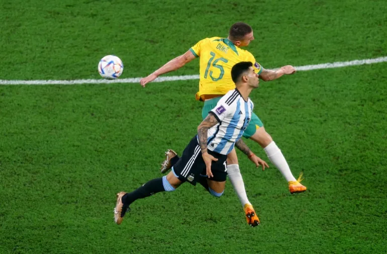 Australianul Mitchell Duke în acțiune cu argentinianul Cristian Romero în timpul meciului.