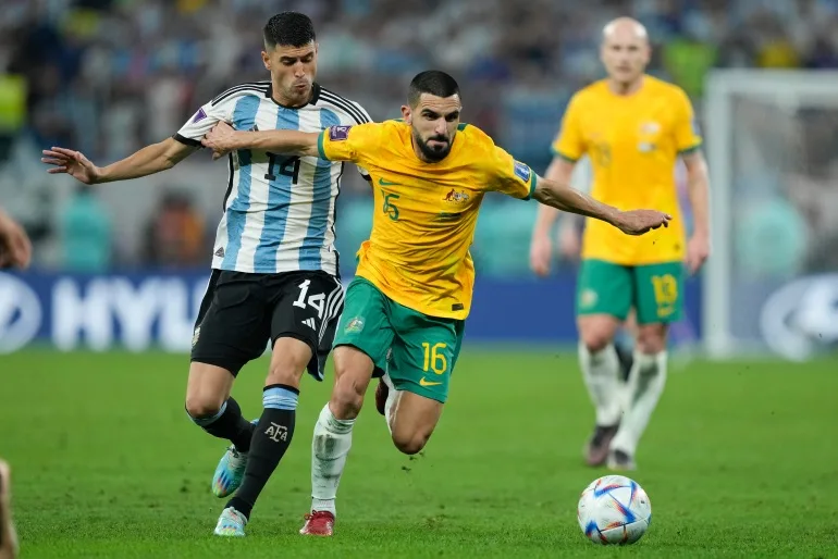 Australianul Aziz Behich și argentinianul Exequiel Palacios se luptă pentru minge în timpul meciului de fotbal din a 16-a rundă a Cupei Mondiale.