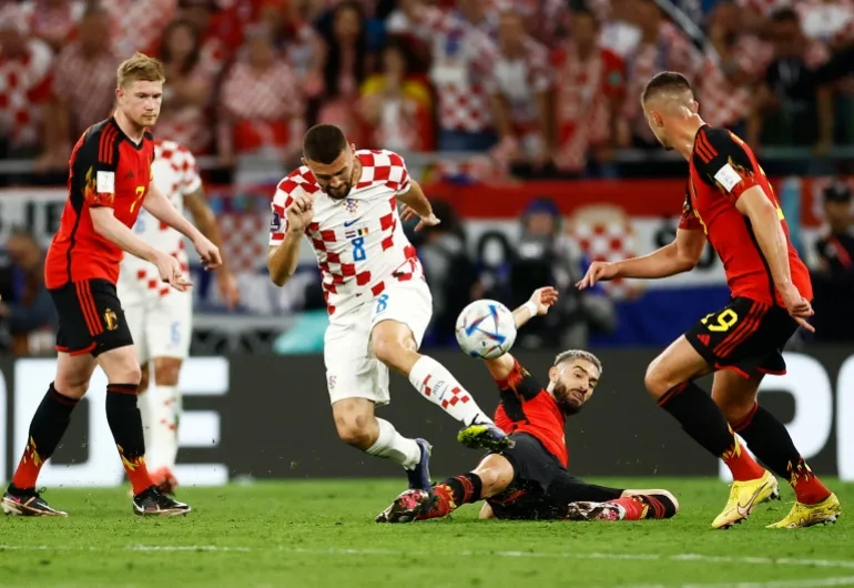 Croatul Mateo Kovacic în acțiune cu belgianul Yannick Carrasco