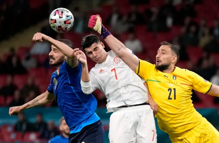 Fotbal Fotbal - Euro 2020 - Semifinală - Italia v Spania - Stadionul Wembley, Londra, Marea Britanie - 6 iulie 2021 Gianluigi Donnarumma și Leonardo Bonucci în acțiune cu piscina spaniolă Alvaro Morata prin REUTERS/Frank Augstein