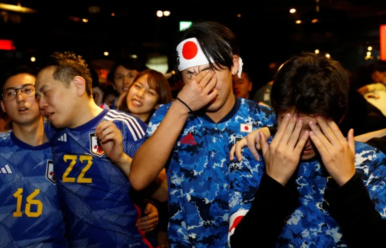 Fotbal Fotbal - Cupa Mondială FIFA Qatar 2022 - Fanii de la Tokyo urmăresc Japonia împotriva Croației - Tokyo, Japonia - 6 decembrie 2022 Fanii japonezi reacționează în timp ce urmăresc schimburile de focuri de la Bee Bar REUTERS/Kim Kyung-Hoon IMAGINI TPX ALE ZILEI