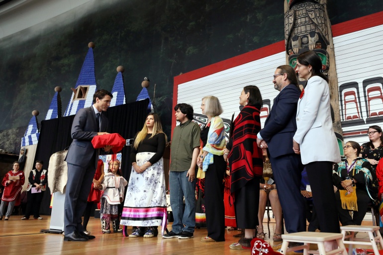 Justin Trudeau primește o copie ceremonială a anchetei privind fetele și femeile indigene ucise și dispărute în timp ce reprezentanții urmăresc