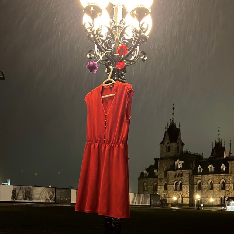 O rochie roșie atârnată de un stâlp de lumină în Ottawa
