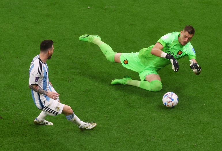 Argentinianul Lionel Messi în acțiune cu olandezul Andries Noppert