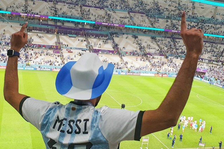 Suporterul argentinian Jasim Jamal din India la meciul de la Cupa Mondială FIFA dintre Argentina și Țările de Jos de pe stadionul Lusail, Qatar, pe 9 decembrie 2022 [Hamza Mohamed/Al Jazeera]
