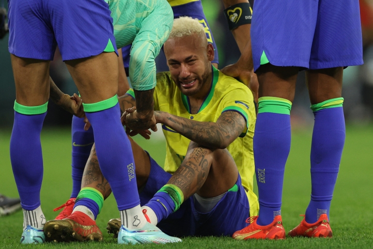Atacantul brazilian Neymar a stat în lacrimi pe teren după ce echipa sa a pierdut meciul de fotbal din sferturile de finală a Cupei Mondiale Qatar 2022 dintre Croația și Brazilia.