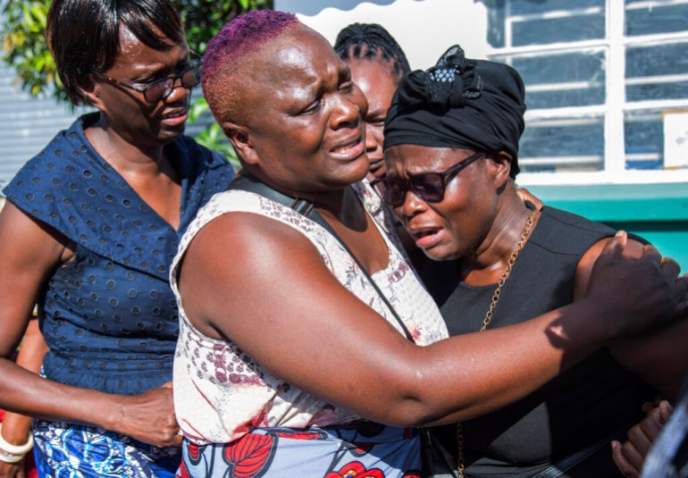 Florence Nyirenda, mama lui Lemekhani Nyireda, este mângâiată de membrii familiei pe Aeroportul Internațional Kenneth Kaunda din Lusaka, Zambia, duminică, 11 decembrie 2022. Cadavrul unui student zambian de 23 de ani care a murit în timp ce lupta pentru armata rusă în războiul din Ucraina a fost înapoiat acasă.  Cadavrul lui Lemekani Nyirenda, care studia inginerie nucleară în Rusia înainte de a se alătura armatei, a sosit duminică pe aeroportul internațional Kenneth Kaunda din Lusaka.  (AP Photo/Salim Dawood)
