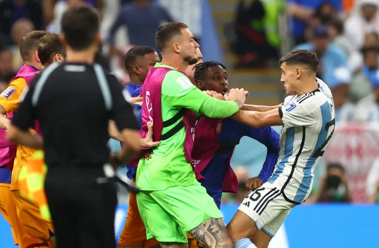 Argentinianul Nahuel Molina se ciocnește cu jucători olandezi pe stadionul Lusail, Lusail, Qatar.