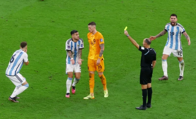 German Pezzella din Argentina primește un cartonaș galben de la arbitrul Antonio Mateu Lahoz, în timp ce Nicolas Otamendi și Leandro Paredes reacționează pe 9 decembrie 2022, în timpul meciului lor împotriva Olandei.