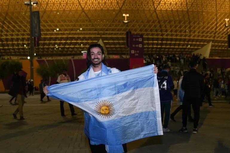 Cristian Rolero cu steagul Argentinei în afara stadionului după meciul Argentina vs Croația.