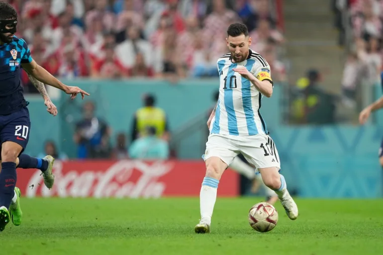 Lionel Messi în acțiune împotriva Croației în timpul semifinalelor Cupei Mondiale FIFA 2022, 13 decembrie, pe stadionul Lusail, Qatar.
