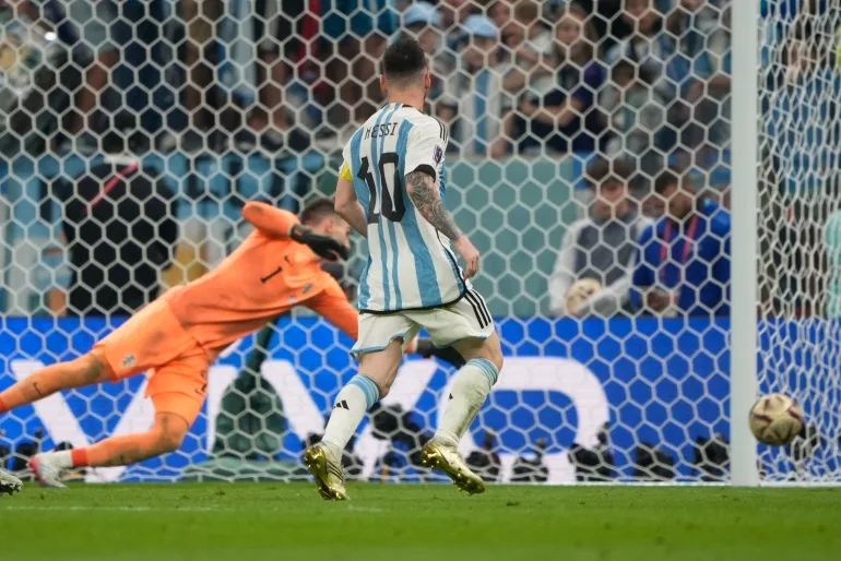 Lionel Messi înscrie din penalty împotriva Croației în semifinală.