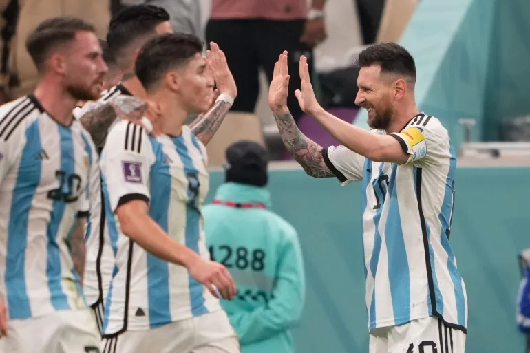 Lionel Messi se apropie de colegii săi cu ambele palme ridicate pentru un dublu cinci.