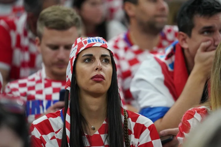 Suporterii croați întristați urmăresc din tribune cum s-au tras 2-0 în prima repriză.