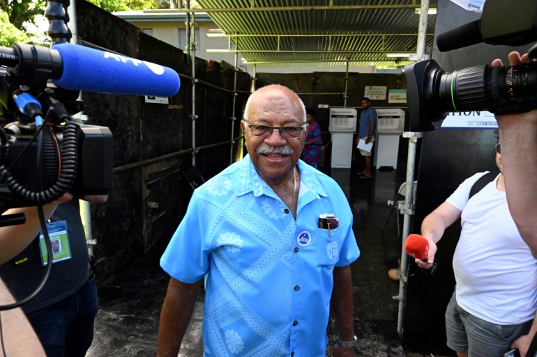 Sitiveni Rabuka pleacă după ce a votat la o secție de votare în timpul alegerilor generale din Fiji din Suva, Fiji