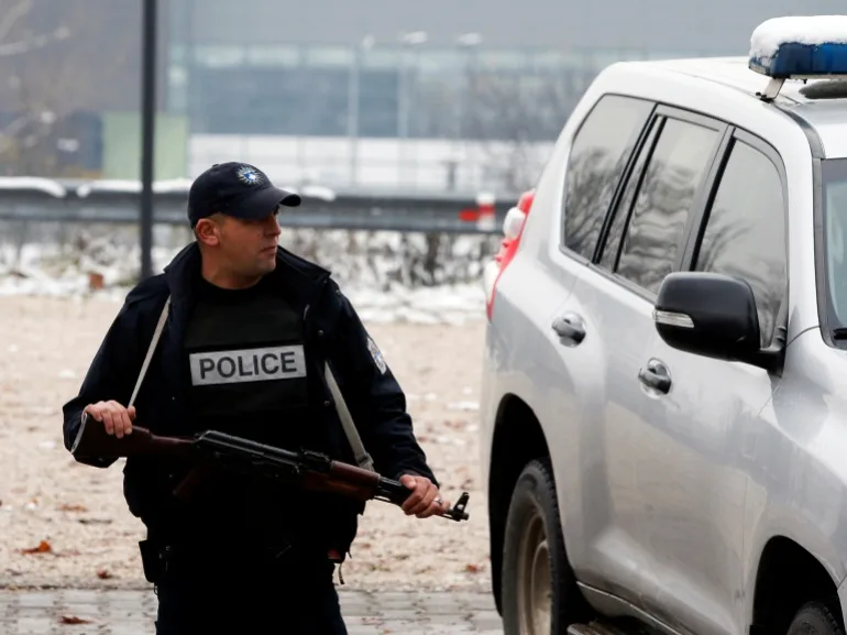 Ofițerii de poliție din Kosovo patrulează la nord de Mitrovica, Kosovo