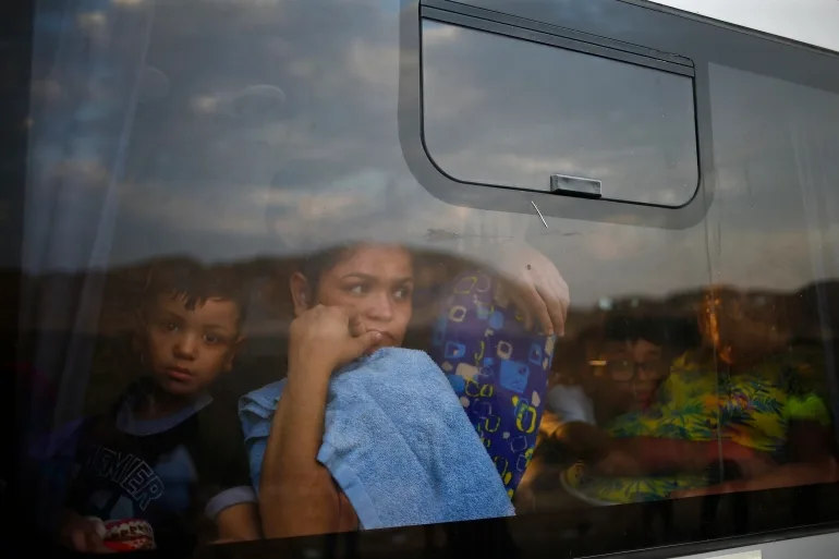 Pasagerii autobuzului care au rămas blocați timp de două zile continuă să aștepte