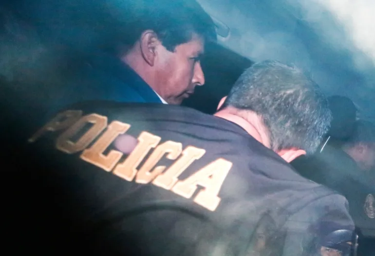 Președintele demis din Peru, Pedro Castillo, este escortat de poliție la secția de poliție unde este reținut în Lima, Peru, 7 decembrie 2022