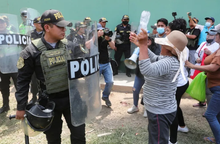 în afara închisorii poliției unde este deținut Pedro Castillo în Peru