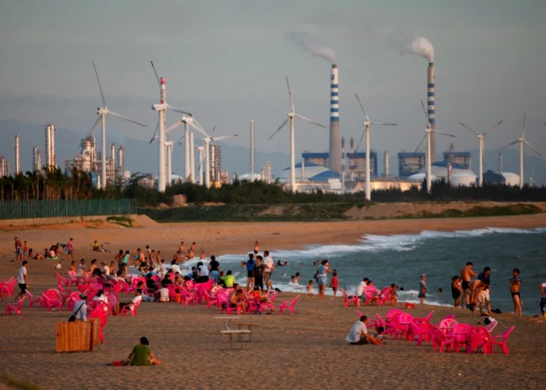 Oameni care se bucură de plaja din Hainan, China.