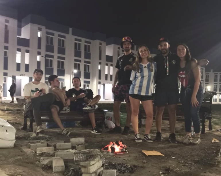 Tatiana Quartucci (a doua de la stânga) și Mattias (a doua de la dreapta) au călătorit la Cupa Mondială din Qatar din orașul natal al lui Lionel Messi, Rosario, Argentina [Hafsa Adil/Al Jazeera]
