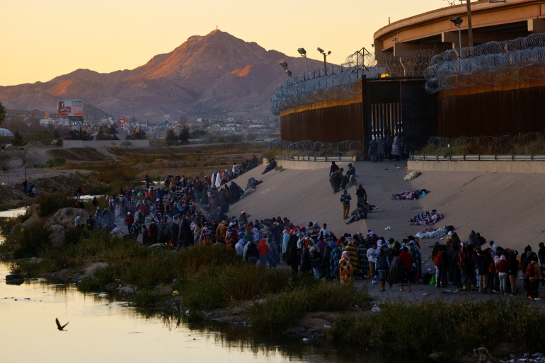 Un lung șir de refugiați și migranți pe malurile râului Rio Grande.