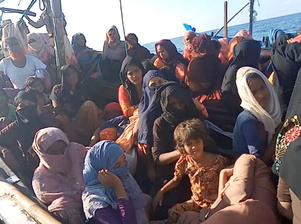 Peste 100 de rohingya au rămas blocați în largul coastei