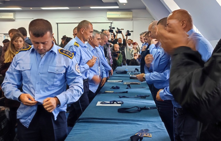 Ofițerii de poliție sârbi și-au aruncat uniformele în orașul Zvecan, Kosovo.
