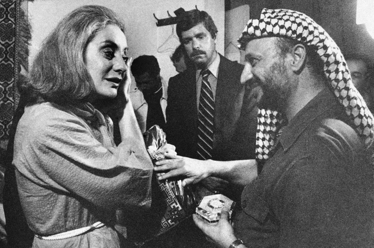 FIȘIER - Această fotografie de fișier din 21 septembrie 1977 îl arată pe liderul palestinian Yasir Arafat, în dreapta, prezentând-o pe Barbara Walters de la ABC într-o rochie lucrată manual și cutie de sidef, după un interviu cu el la Beirut.  Barbara Walters, îndrăzneața intervievatoare, gazdă și prezentatoare de programe care a deschis calea ca prima femeie care a devenit superstar al știrilor de televiziune în timpul unei cariere de televiziune remarcabilă prin lungimea și varietatea ei, a murit vineri, 30 decembrie 2022. Avea 93 de ani. (Foto AP/Harry Koundakjian, Dosar)