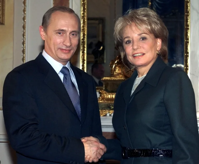 FIȘER - Președintele Vladimir Putin, stânga, strânge mâna cu reporterul rețelei de televiziune ABC din SUA Barbara Walters la Kremlinul din Moscova, luni, 5 noiembrie 2001. Barbara Walters, intervievatoarea îndrăzneață, gazda și gazda programului care a deschis calea ca prima femeie care a devenit un superstar al știrilor de televiziune în timpul unei cariere în rețea remarcabilă prin lungimea și varietatea acesteia, a murit vineri, 30 decembrie 2022. Avea 93 de ani.  (AP Photo/Mikhail Metzel, File)