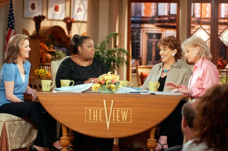 FIȘIER - Co-gazde, din stânga, Meredith Vieira, Star Jones, Joy Behar și Barbara Walters stau pe platoul de filmare "Priveliștea" pe 5 iunie 2003 la New York.  Walters, un superstar și un pionier al știrilor de televiziune, a murit, potrivit ABC News, vineri, 30 decembrie 2022. Avea 93 de ani.  (AP Foto/Ed Bailey, fișier)