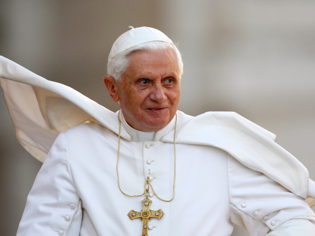 Papa emerit Benedict al XVI-lea a murit la 95 de