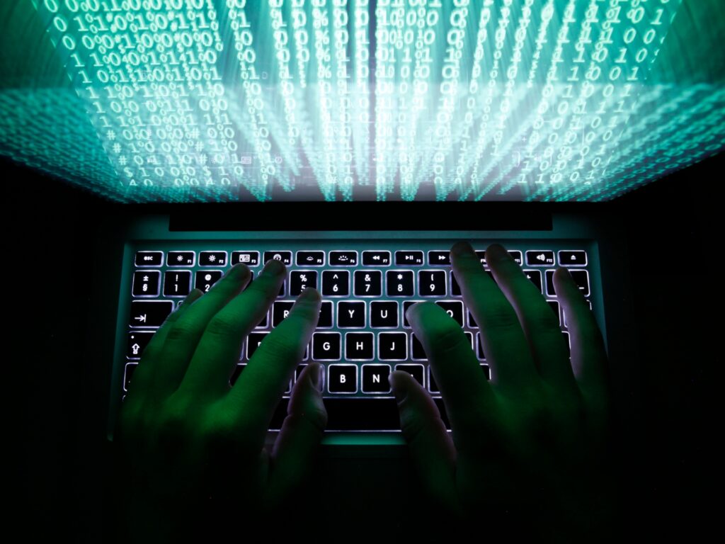 „Gândurile suicidare lovesc în fiecare zi”: flagelul sextorsiunii în India