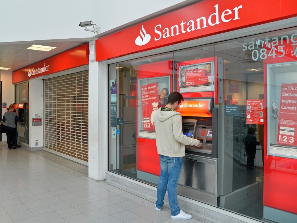 Regatul Unit îl amendează pe Santander pentru „lacune” în controalele