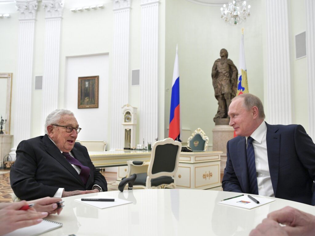 Kievul îl critică pe Kissinger pentru invitația de a negocia