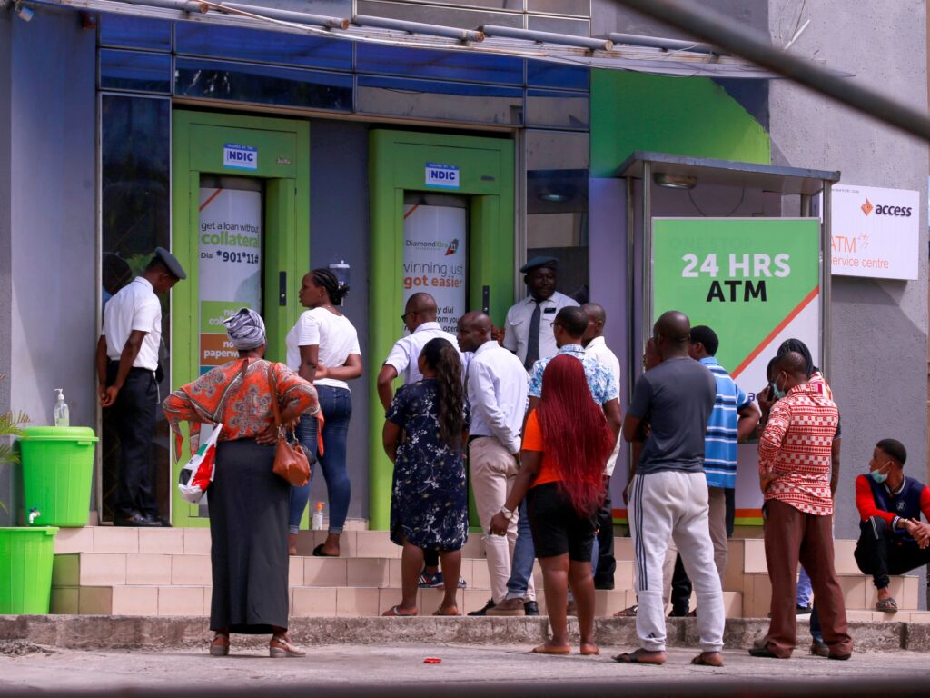 Nigeria va limita retragerile de numerar la 225 USD pe
