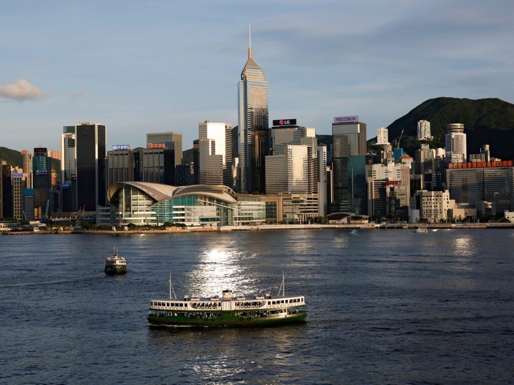Hong Kong renunță la restricțiile COVID pentru sosiri, anulează aplicația