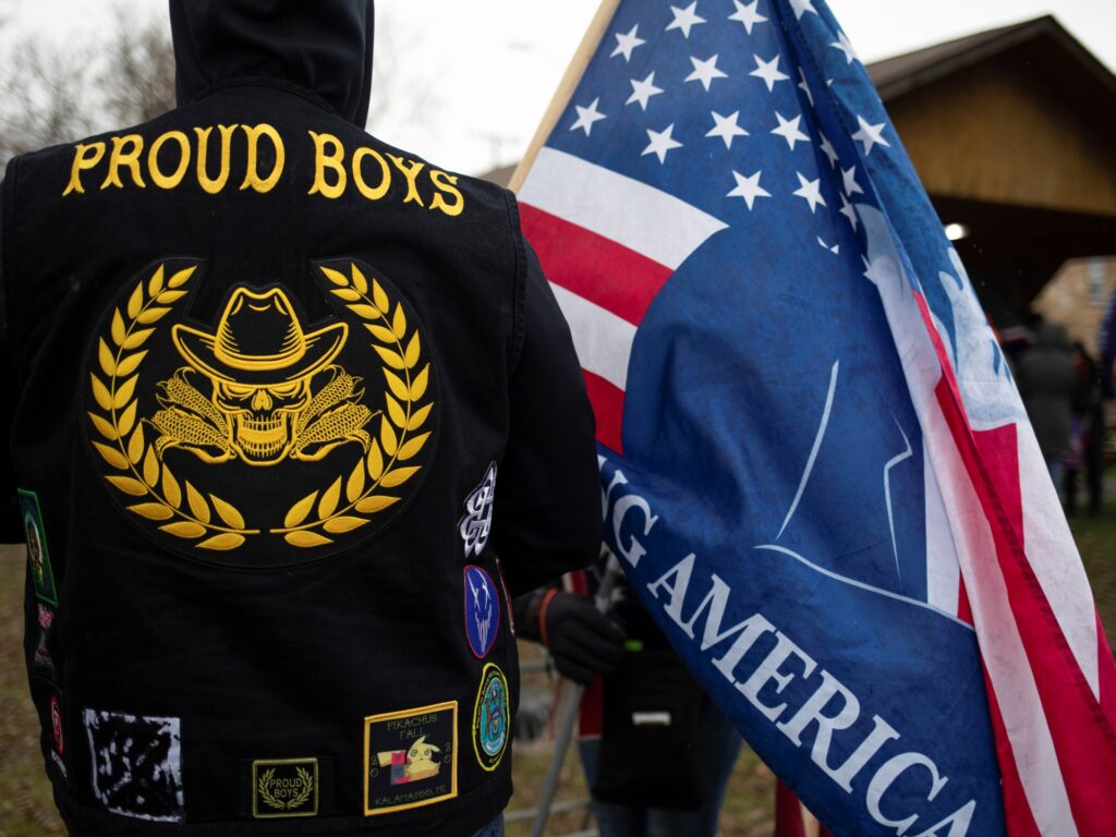 Procesul Proud Boys avansează în timp ce panelul din 6