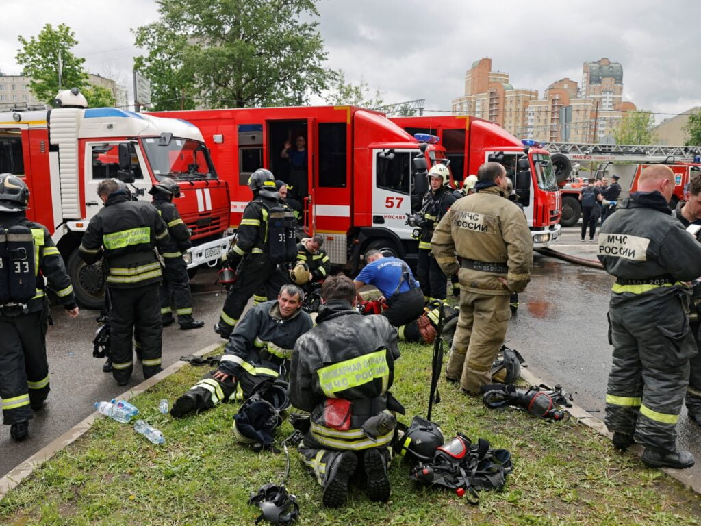 Un incendiu uriaș a cuprins un centru comercial din suburbia