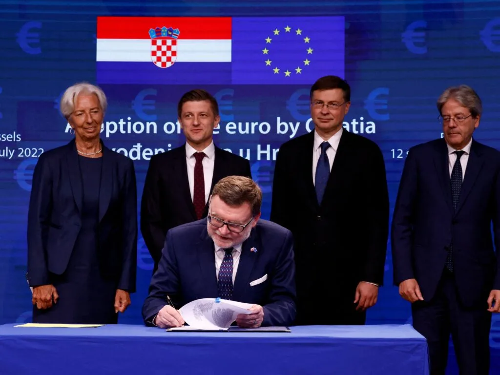 Croația trece la euro, intră fără pașaport în zona Schengen