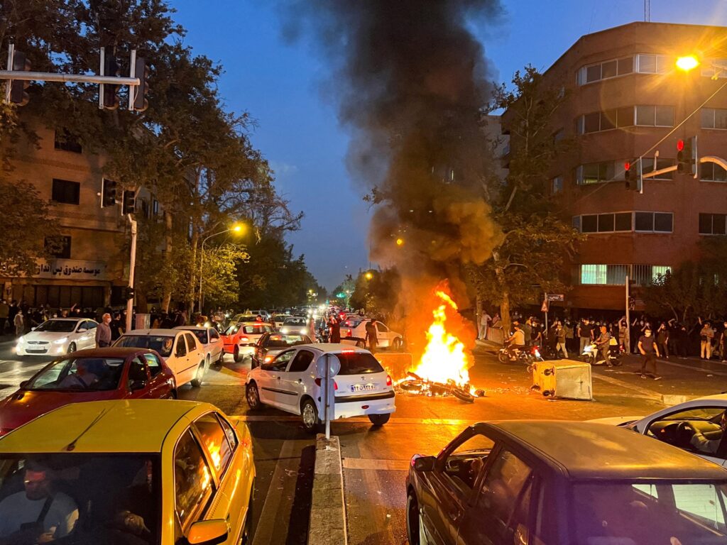 Iranul condamnă cinci persoane la moarte pentru uciderea unui paramilitar