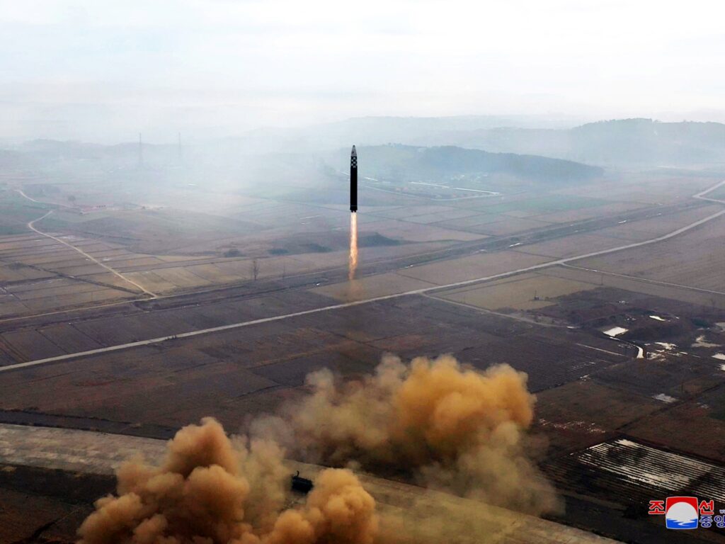 Coreea de Nord lansează rachete balistice spre Marea Japoniei: Raport