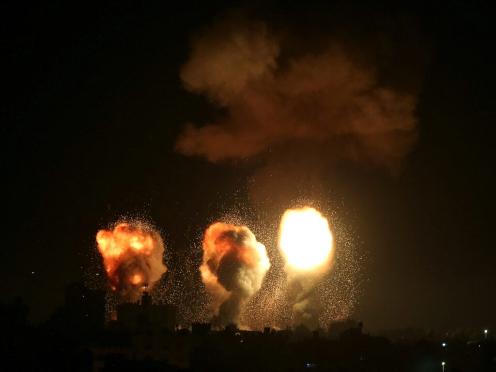 Avioane de război israeliene atacă Gaza în timp ce UE