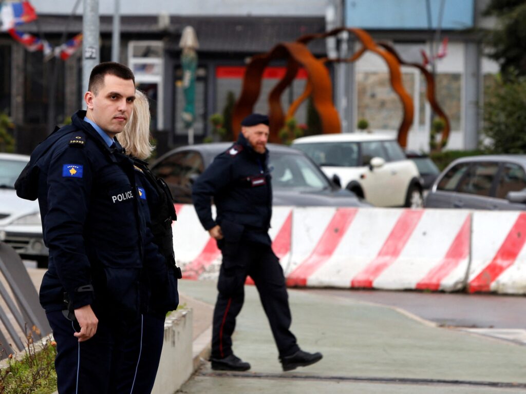 Kosovo amână alegerile locale în nordul dominat de sârbi |