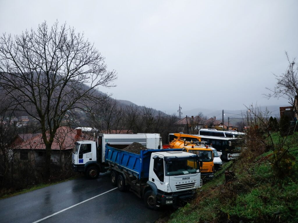 Tensiunile cresc după ce bărbați înarmați atacă poliția în nordul
