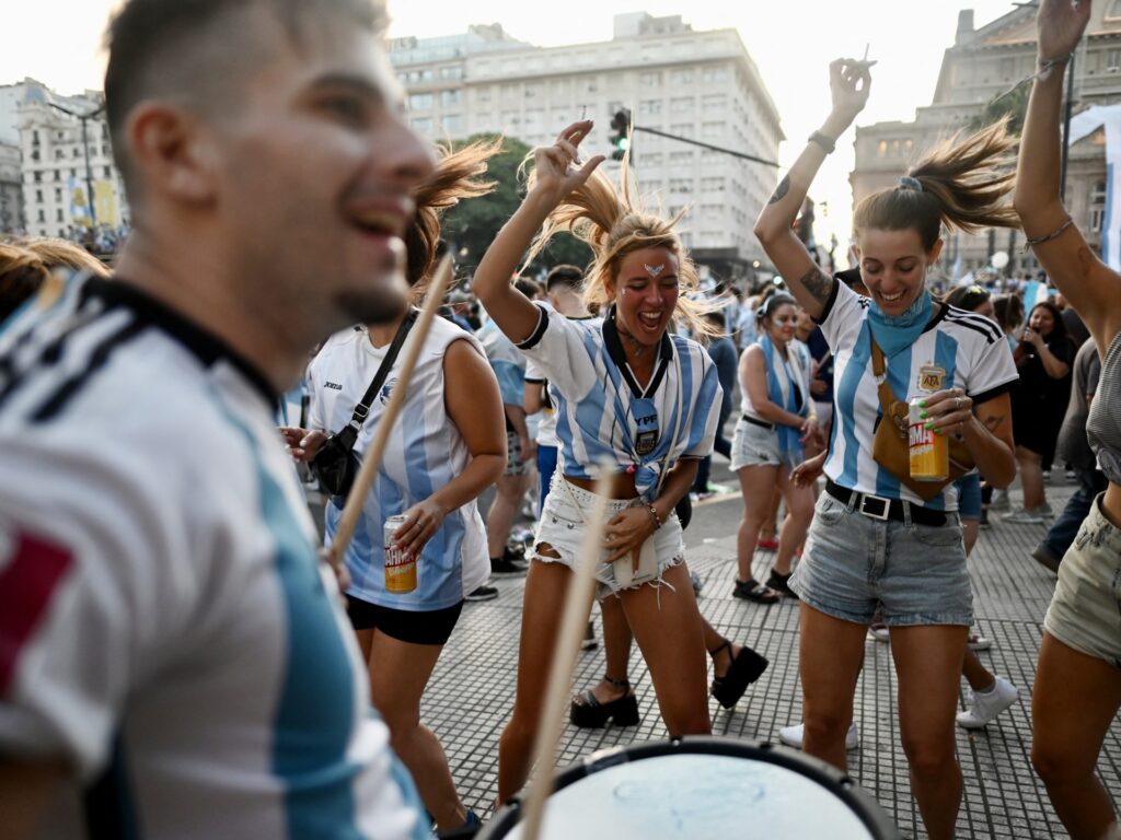 Fanii argentinieni sărbătoresc în stradă după victoria la Cupa Mondială