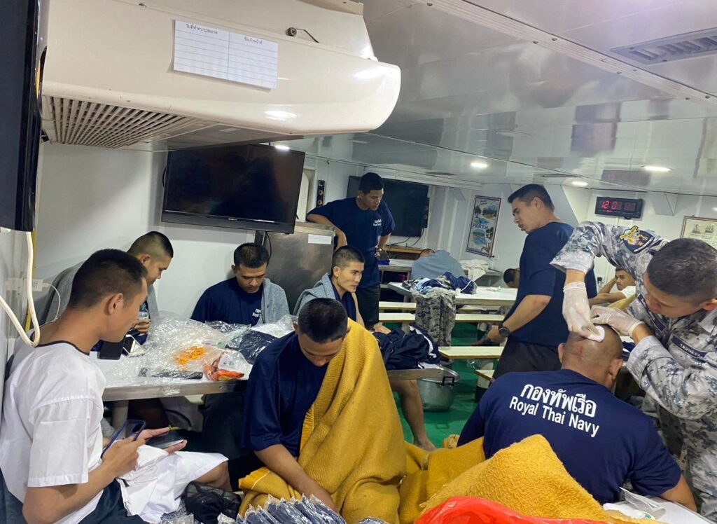 Marina thailandeză caută 31 de marinari dispăruți după scufundarea unei