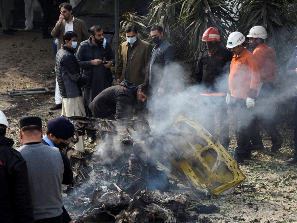 O mașină-bombă sinucigașă ucide un polițist pakistanez și îi rănește